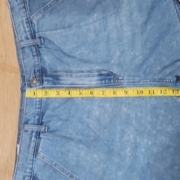 AMERICAN Eagle Pleated Mom Shorts - Picture 7 of 13